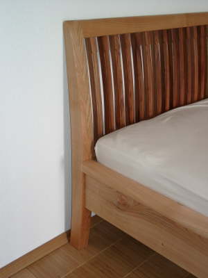 Bett in Kirschbaum und Zwetschge