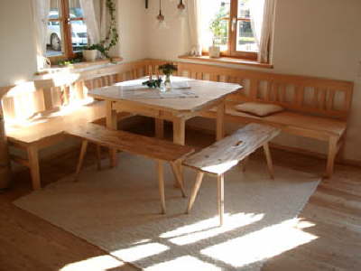 Eckbank und Tisch in Fichte